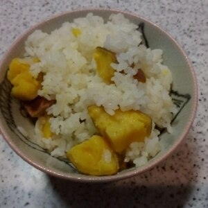 甘くておいしいサツマイモご飯